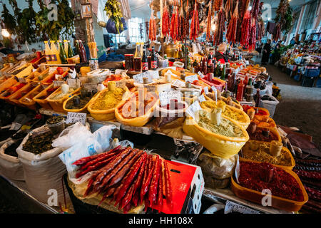 Batumi, Georgia - 28 Maggio 2016: La diversità di Varicolored fragranti spezie ed erbe aromatiche, il tradizionale salse, condimenti, Churchkhelas sul Counte Foto Stock