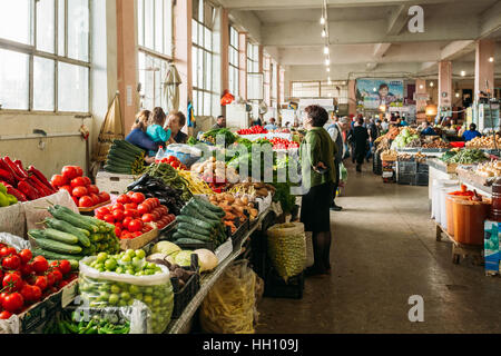 Batumi, Georgia - 28 Maggio 2016: la scena al mercato coperto bazar con i rivenditori i venditori e gli acquirenti tra i contatori di abbondanti con la produzione agricola. Foto Stock