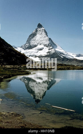 Matterhorn mit Riffelsee. Famoso Cervino specchiato in Riffelsee nel 1980 Foto Stock