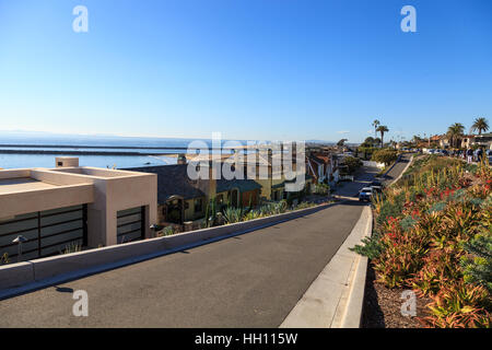 Spiaggia di fantasia di case lungo la Corona del Mar spiaggia costa nel sud della California Foto Stock