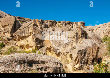 Formazioni di roccia, grotte e antiche incisioni rupestri in Gobustan National Park, Azerbaigian. Foto Stock