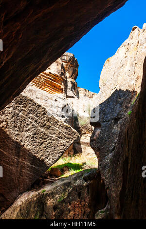 Formazioni di roccia, grotte e antiche incisioni rupestri in Gobustan National Park, Azerbaigian. Foto Stock