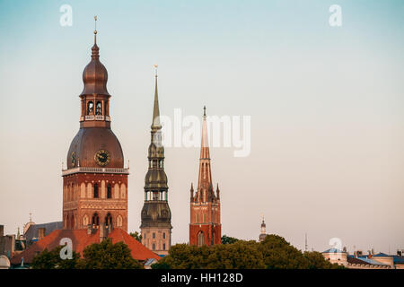 Riga, Lettonia. Chiudere la vista di tre torri con guglie del Duomo di Riga, la chiesa di San Pietro e di San Salvatore la Chiesa anglicana nella Città Vecchia in estate U Foto Stock