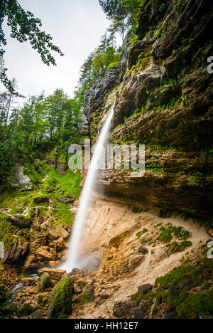 Cascata Pericnik nelle Alpi slovene in estate Foto Stock