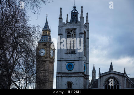 Il Big Ben e la chiesa di St Margaret a Westminster London Inghilterra England Foto Stock