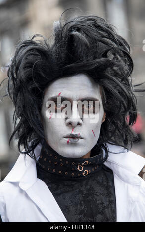 Street performer costituita come "Edward Mani di forbice". Foto Stock