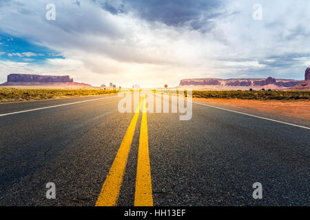 Il Monument Valley Road, andando all'orizzonte Foto Stock