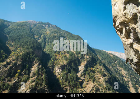 La strada dalla valle di Sangla Hill a Nako si snoda attraverso l'Himalaya su un lato e il fiume Baspa su un altro Foto Stock