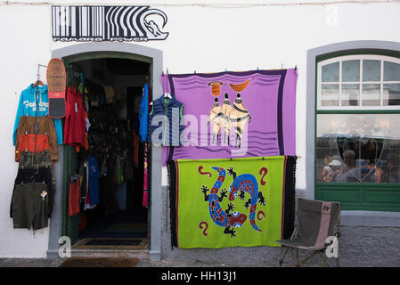 I vestiti e gli asciugamani sul display al di fuori del negozio in Teguise Lanzarote. Foto Stock