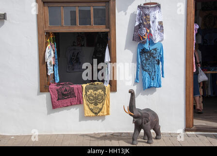 Vestiti sul display al di fuori del negozio in Teguise Lanzarote. Foto Stock