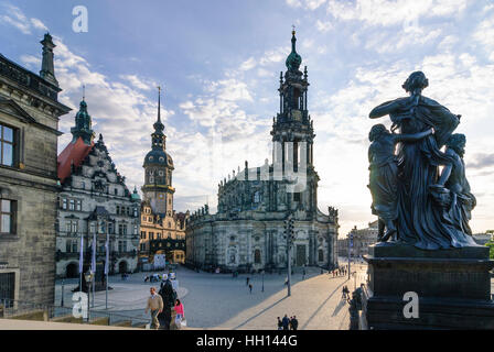 Dresda: guarda da Brühlsche terrazza sul castello e la chiesa di corte, , Sachsen, Sassonia, Germania Foto Stock