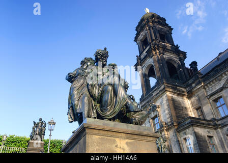 Dresda: passaggi per la Brühlsche terrazza con la statua "La sera" della statua del gruppo "Quattro ora del giorno" e la casa di stato (sulla destra), , Sac Foto Stock