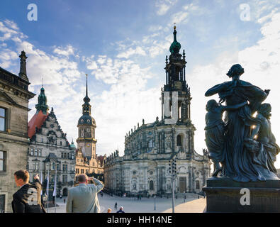 Dresda: guarda da Brühlsche terrazza sul castello e la chiesa di corte, , Sachsen, Sassonia, Germania Foto Stock