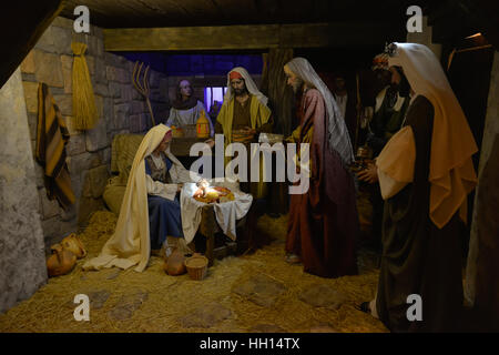 Presepe con pupazzi giganti in un granaio Foto Stock