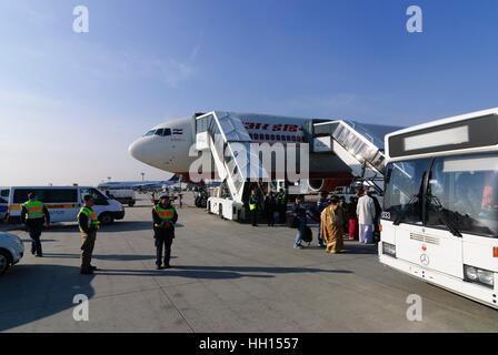 Frankfurt am Main: Airport of Frankfurt am Main; Passengers by the alighting from an airplane the air India, supervised by the federal police, , Hesse Foto Stock