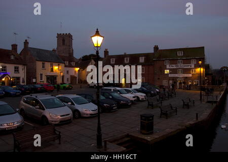 Il vecchio granaio di notte wareham quay fiume Frome Wareham Dorset Foto Stock