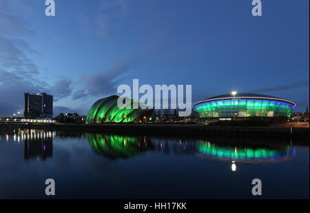 Clyde Auditorium e SSE idro riflessa nel fiume Clyde al crepuscolo Glasgow Scotland Gennaio 2017 Foto Stock
