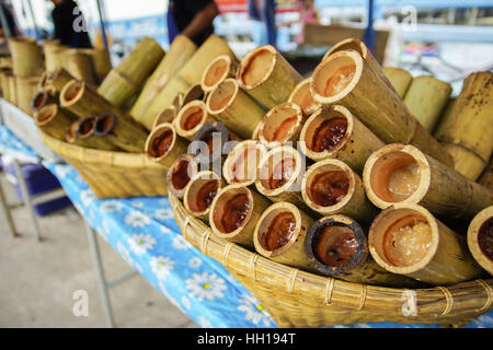 Riso glutinoso cotto in un bambù - Khao Larm Foto Stock