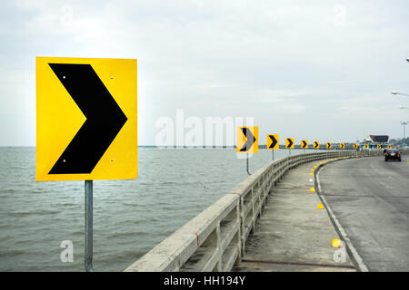 La curva cartello stradale, segnale girare a destra sul ponte di curva Foto Stock