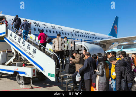 Passeggeri piano di imbarco a Changsha Huanghua International Airport, nella provincia del Hunan, Cina Foto Stock