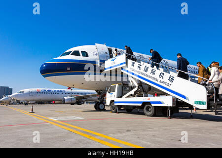 Passeggeri piano di imbarco a Changsha Huanghua International Airport, nella provincia del Hunan, Cina Foto Stock