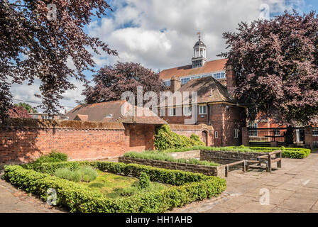 Garden of Eastgate House at High Street nel centro di Rochester, Kent, Inghilterra Foto Stock