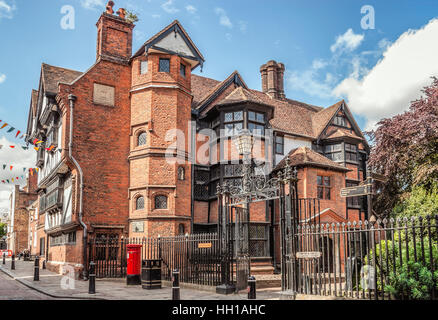 Eastgate House a High Street nel centro storico di Rochester, Kent, Inghilterra, Regno Unito Foto Stock