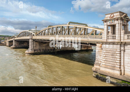 Rochester Railway Bridge attraversa il fiume Medway a Kent, nel sud-est dell'Inghilterra Foto Stock