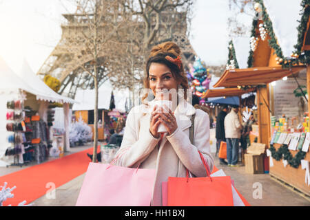 Parigi, Donna facendo shopping nel mercatino di Natale Foto Stock