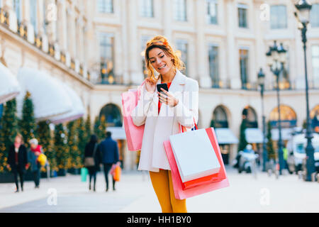 La donna a fare shopping a Parigi, Place Vendome Foto Stock