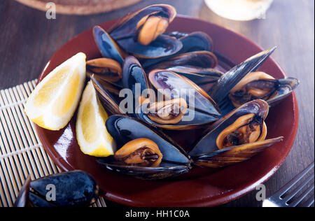 Cozze fresche con il limone Foto Stock