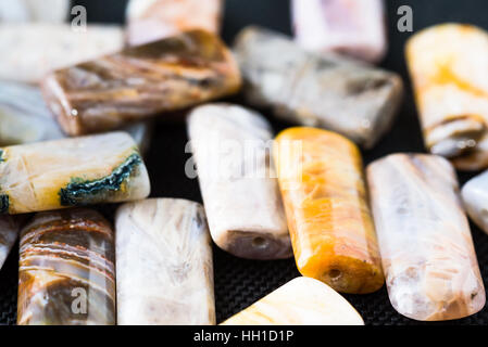 Raccolta di shiny rettangolare perle di agata nera per tessere. Foto Stock