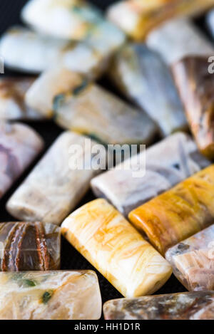 Raccolta di shiny rettangolare perle di agata nera per tessere. Foto Stock