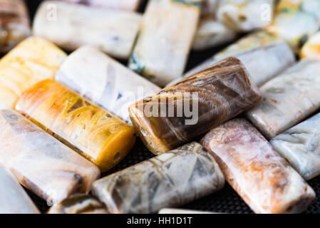 Raccolta di shiny rettangolare perle di agata nera per tessere. Foto Stock