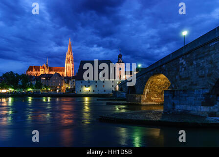 Regensburg: Steinerne Brücke (ponte di pietra) sopra il Danubio e la cattedrale, Oberpfalz, Alto Palatinato, Baviera, Baviera, Germania Foto Stock