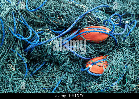 Green le reti da pesca con galleggianti di rosso, porto, Beruwela, provincia occidentale, Sri Lanka Foto Stock