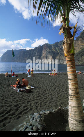 Playa Los Guios nel villaggio di Los Gigantes e nel retro della Costa Los Gigantes, Tenerife, Isole Canarie, Spagna Foto Stock