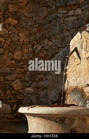 Piccola fontana in un italiano villaggio alpino Foto Stock