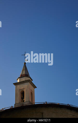 Chiesa di Sant'Antonio, Entracque, Cuneo, Piemonte, Italia. L'Italiano Maratime Alpi sono in background. Foto Stock