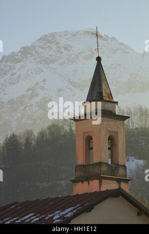 Chiesa di Sant'Antonio, Entracque, Cuneo, Piemonte, Italia. L'Italiano Maratime Alpi sono in background. Foto Stock