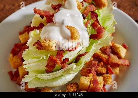 Una classica insalata di cuneo con ranch dressing. Foto Stock