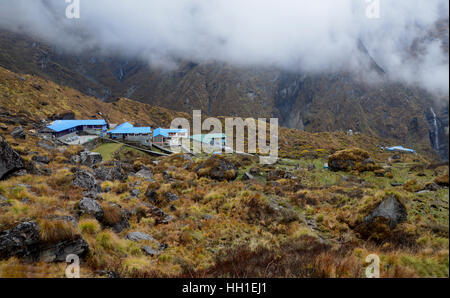 Machhapuchhre Base Camp (MBC) e i modi Khola River Valley nel Santuario di Annapurna Himalaya,, Nepal, Asia. Foto Stock