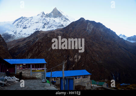 La montagna sacra Machhapuchhre da Machhapuchhre Base Camp (MBC) nel Santuario di Annapurna Himalaya,, Nepal, Asia. Foto Stock