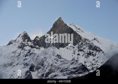 La montagna sacra Machhapuchhre dal di sopra Machhapuchhre Base Camp (MBC) nel Santuario di Annapurna Himalaya,, Nepal, Asia. Foto Stock