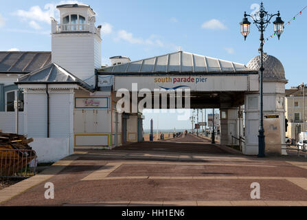 Southsea Promenade che mostra l'ingresso tettoia al South Parade Pier, Southsea, Portsmouth, Hampshire, Inghilterra, Regno Unito. Foto Stock