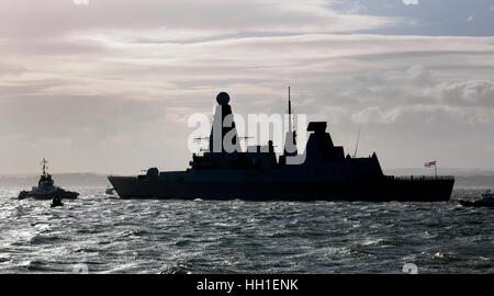 D37 HMS Duncan lasciando Portsmouth Dockyard, Hampshire, Inghilterra, Regno Unito. Foto Stock