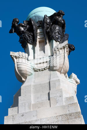 In alto di l'obelisco centrale a Portsmouth Naval Memorial, Southsea Common, Portsmouth, Hampshire, Inghilterra, Regno Unito Foto Stock