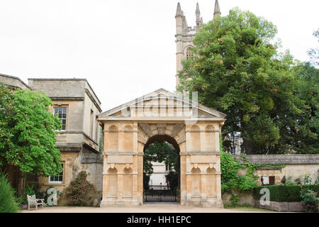 Il Danby Gateway (o arco) nella University of Oxford Botanic Garden, con Magdalen Tower in background. Foto Stock