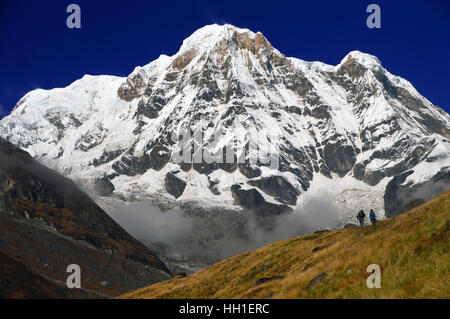 Un paio di escursionisti a piedi verso Annapurna sud sulla Route di Annapurna base camp (ABC) da Machhapuchhre Base Camp (MBC) Foto Stock