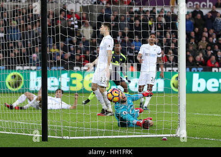 Swansea City del sughero Jack (sinistra) punteggi proprio obiettivo obiettivo da un colpo deviato dall'Arsenal Alex Iwobi (torna al centro) per l'Arsenal, il secondo obiettivo del gioco durante il match di Premier League al Liberty Stadium, Swansea. Foto Stock